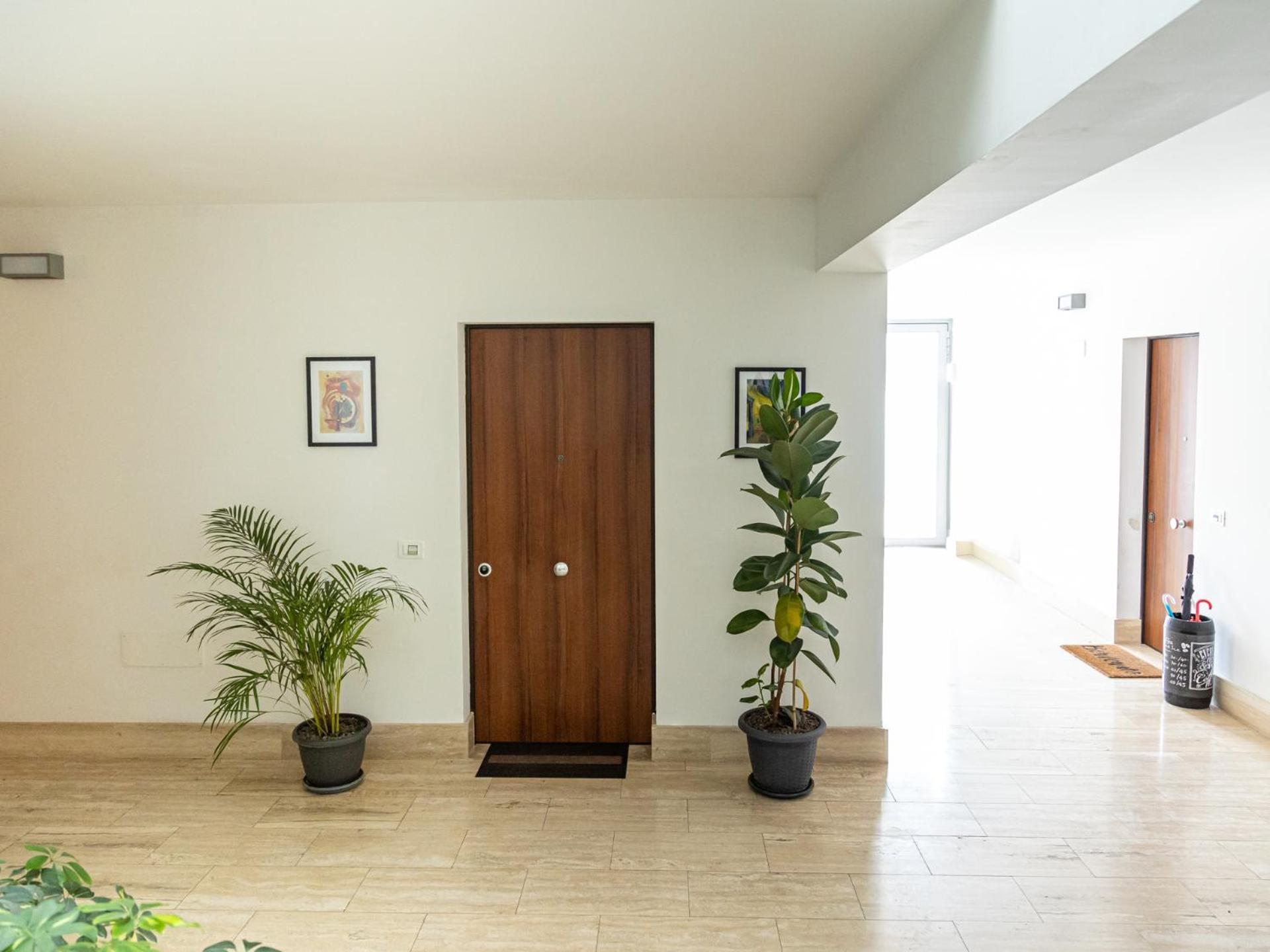 Mrb Real Estate - Maison Ludovica - Monolocale Moderno Con Giardino Frattocchie Luaran gambar