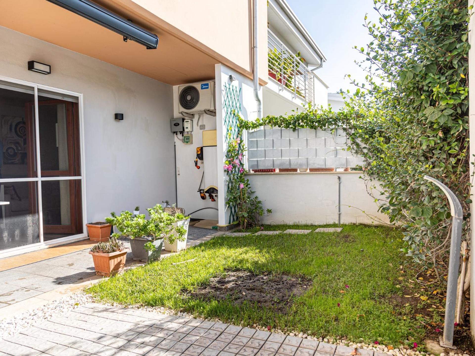 Mrb Real Estate - Maison Ludovica - Monolocale Moderno Con Giardino Frattocchie Luaran gambar